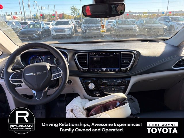 Used 2023 Chrysler Pacifica Touring-L w/ Uconnect Theater Family Group AWD/4WD image 8