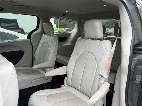 Used 2021 Chrysler Pacifica Touring-L image 6