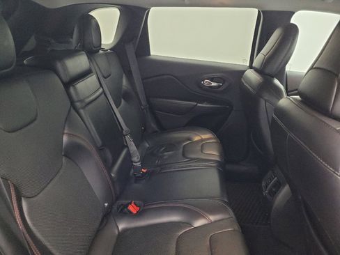 Used 2019 Jeep Cherokee Trailhawk AWD/4WD image 19