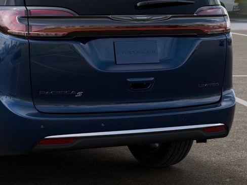 New 2025 Chrysler Pacifica Limited image 14