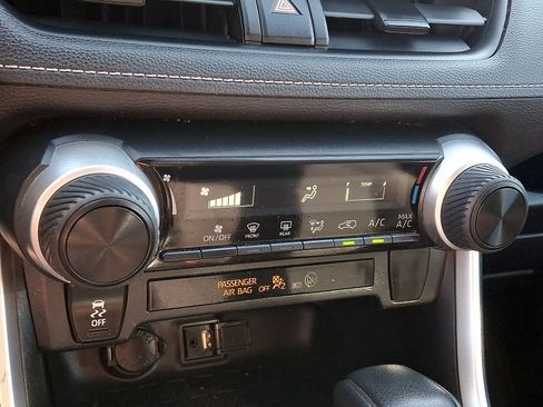 Used 2019 Toyota RAV4 LE FWD image 14