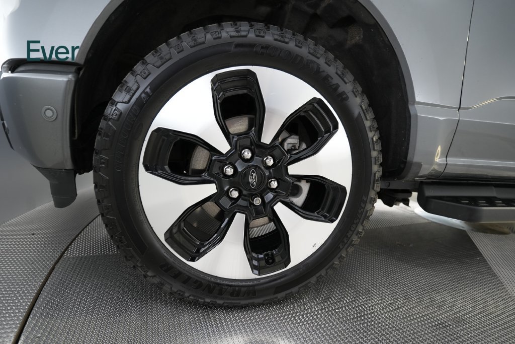 Used 2022 Ford F150 Lightning Platinum AWD/4WD image 14