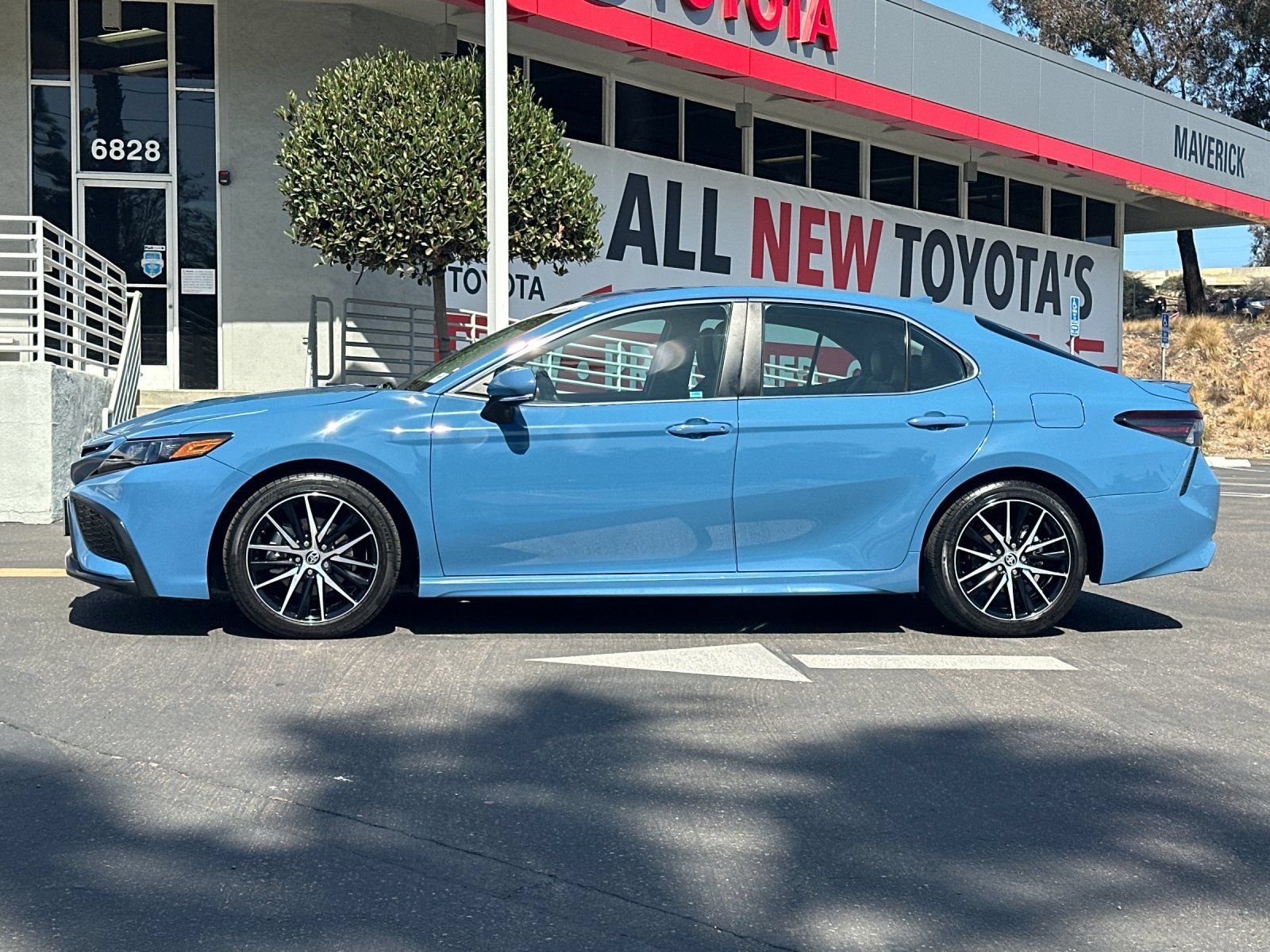 Used 2024 Toyota Camry SE w/ Cold Weather Package FWD image 2