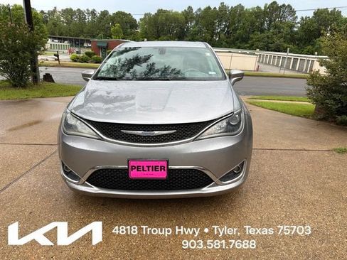 Used 2018 Chrysler Pacifica Touring Plus w/ Tire & Wheel Group FWD image 2