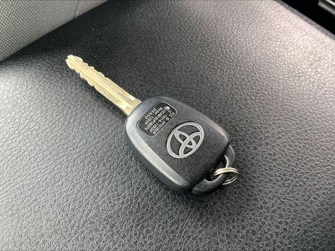 Used 2020 Toyota Tacoma SR5 AWD/4WD image 14