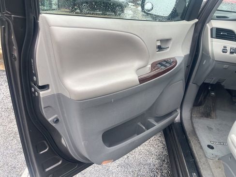 Used 2013 Toyota Sienna XLE image 8
