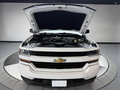 Used 2018 Chevrolet Silverado 1500 Custom w/ Custom Convenience Package RWD image 9