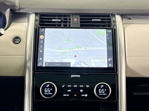 Used 2024 Land Rover Discovery Dynamic SE AWD/4WD image 22