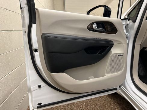 Used 2024 Chrysler Pacifica Limited w/ Uconnect Theater Family Group FWD image 15