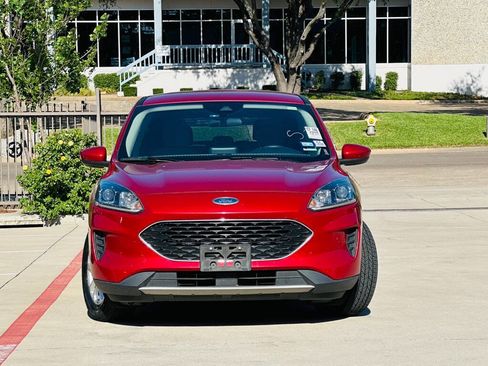Used 2020 Ford Escape SE FWD image 2