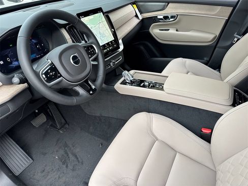 New 2026 Volvo XC90 B6 Plus w/ Protection Package Premier image 9