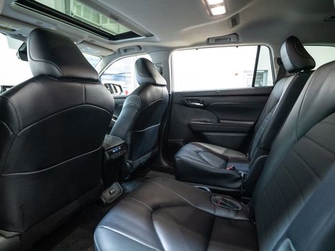 Used 2023 Toyota Highlander XLE image 30