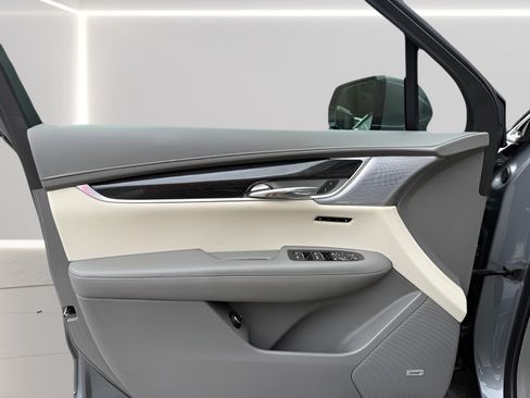Used 2022 Cadillac XT6 Premium Luxury w/ Technology Package FWD image 11