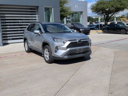 Used 2021 Toyota RAV4 XLE FWD image 2