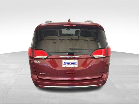 Used 2017 Chrysler Pacifica Touring-L w/ Tire & Wheel Group FWD image 5
