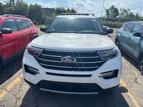 Used 2023 Ford Explorer XLT w/ Equipment Group 202A AWD/4WD image 4