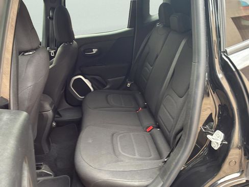 Used 2018 Jeep Renegade Latitude FWD image 23