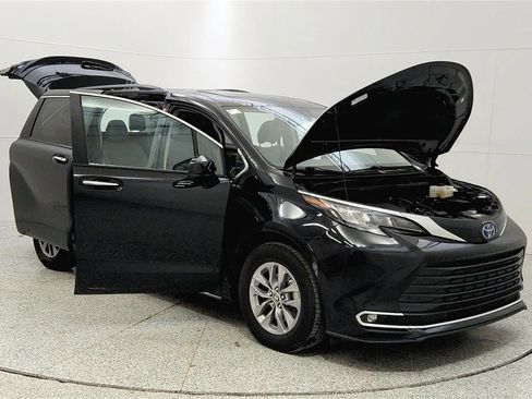 Used 2024 Toyota Sienna XLE image 9
