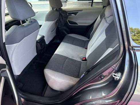 Used 2021 Toyota RAV4 XLE w/ Convenience Package FWD image 9