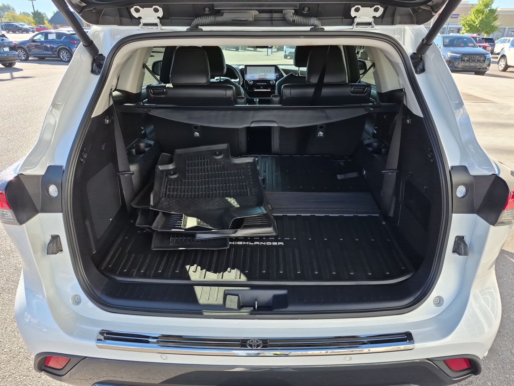 Used 2024 Toyota Highlander Limited AWD/4WD image 32