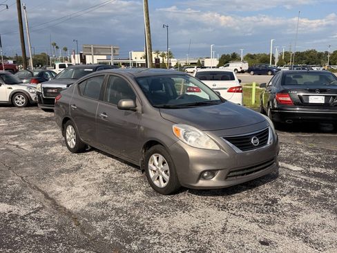 Used 2014 Nissan Versa SV w/ Convenience Package FWD image 2