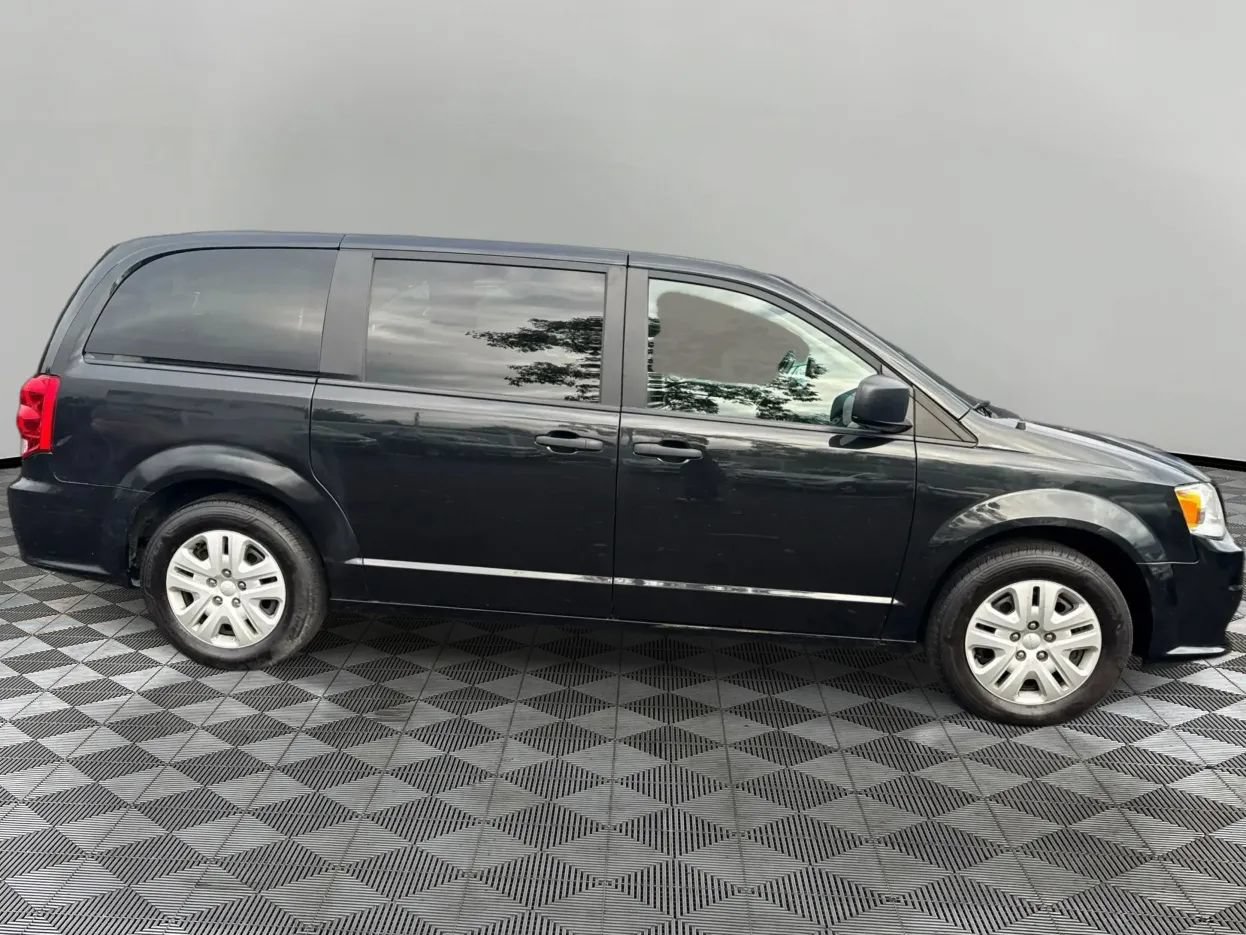 Used 2019 Dodge Grand Caravan SE FWD image 4