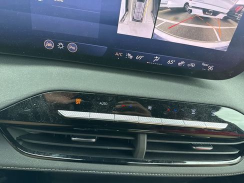 Used 2025 Buick Enclave Preferred FWD image 23