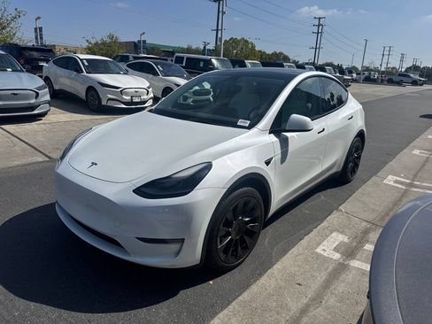 Used 2023 Tesla Model Y Long Range AWD/4WD image 1