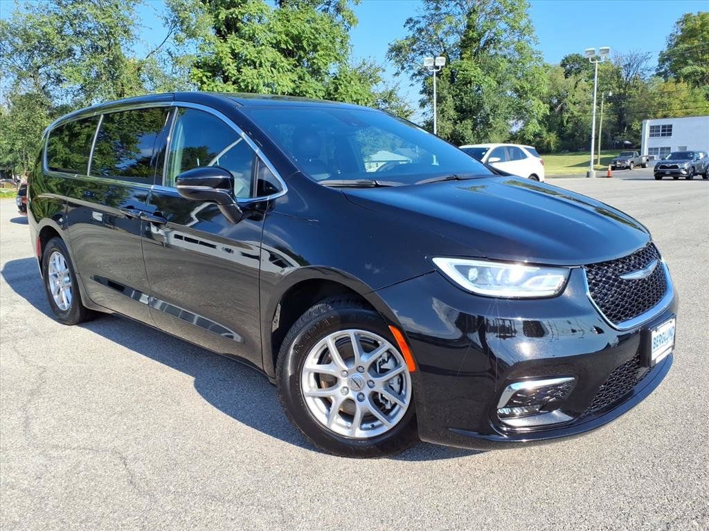 Used 2025 Chrysler Pacifica Select FWD image 2