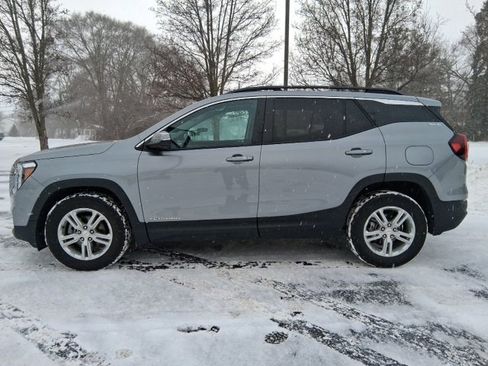 Used 2024 GMC Terrain SLE w/ Driver Convenience Package image 3