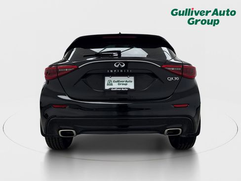 Used 2017 INFINITI QX30 Premium w/ Navigation Package FWD image 7