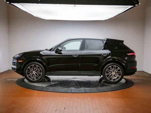 Certified 2024 Porsche Cayenne AWD/4WD image 2