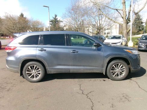 Used 2017 Toyota Highlander XLE image 6