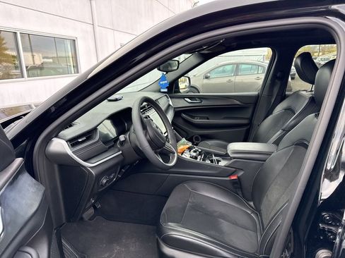 Used 2024 Jeep Grand Cherokee Altitude image 2