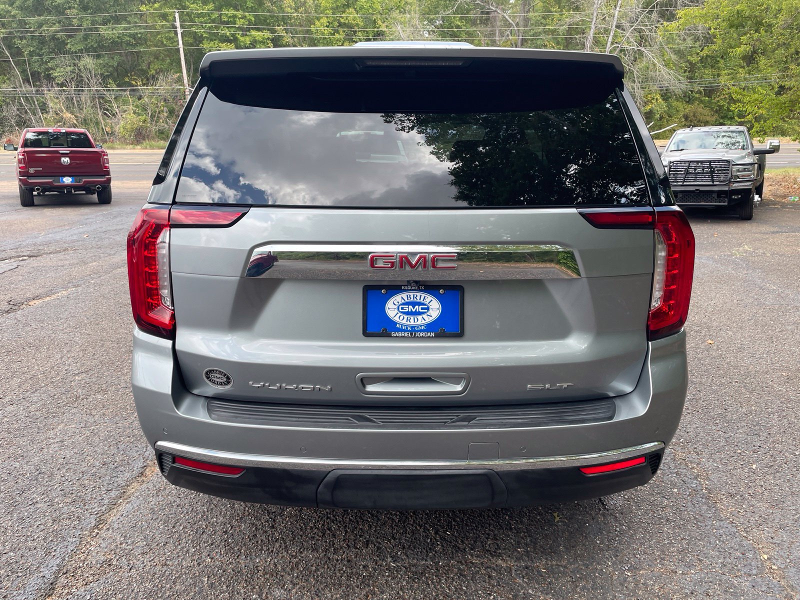 Used 2024 GMC Yukon SLT w/ SLT Premium Package RWD image 5