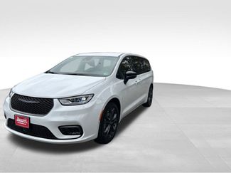 New 2026 Chrysler Pacifica Select video 2