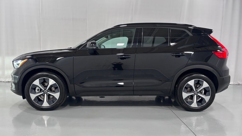 Certified 2026 Volvo XC40 B5 Plus AWD/4WD image 9