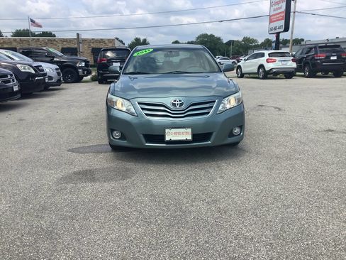 Used 2011 Toyota Camry XLE w/ SE/XLE Extra-Value Pkg FWD image 2