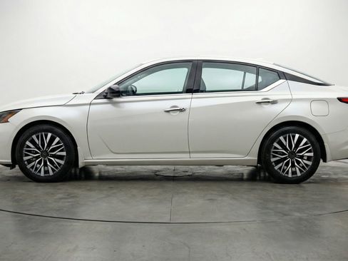 Used 2025 Nissan Altima 2.5 SV image 5