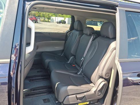 New 2026 Kia Carnival EX FWD image 6