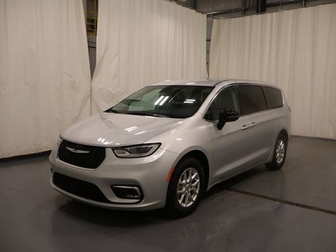 Used 2024 Chrysler Pacifica Touring-L FWD image 6