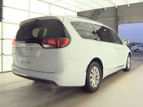 Used 2018 Chrysler Pacifica Touring-L image 9