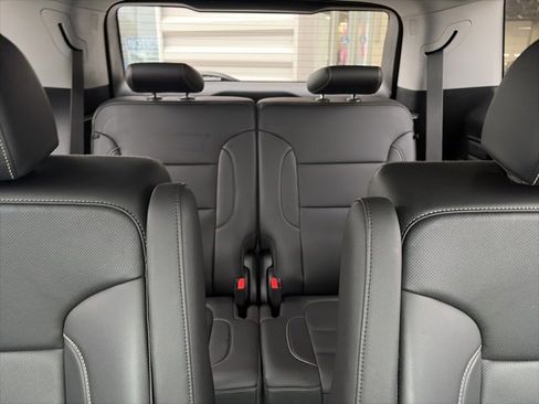 Used 2021 GMC Acadia SLT image 27