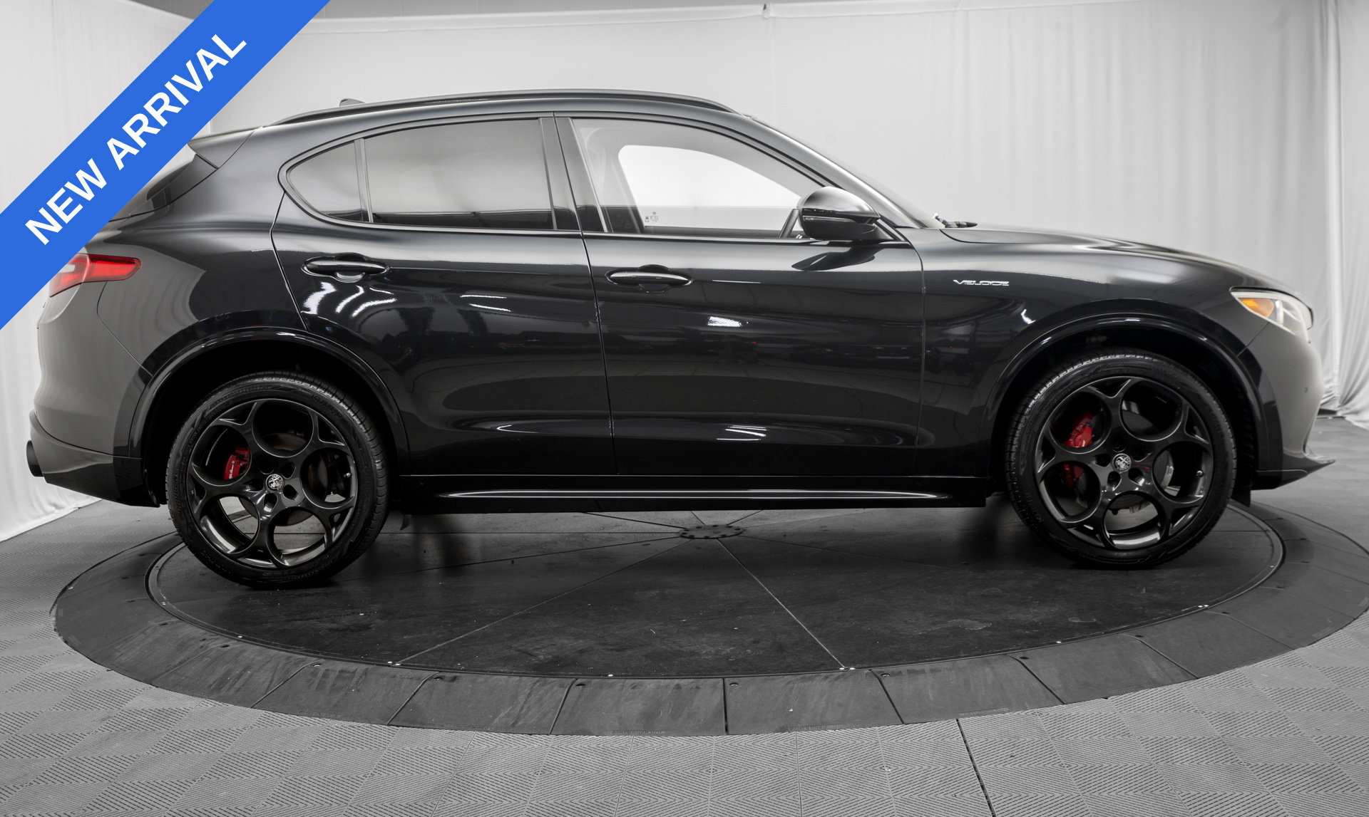 Used 2023 Alfa Romeo Stelvio Veloce AWD/4WD image 8