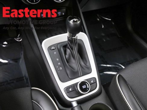 Used 2023 Hyundai Venue Limited image 13