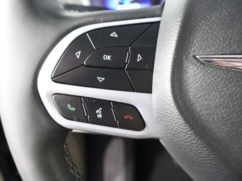 Used 2023 Chrysler Pacifica Touring-L FWD image 33