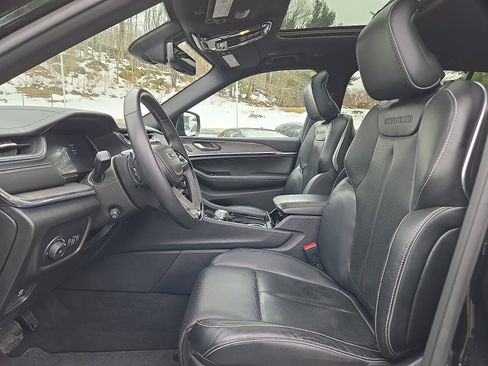 Used 2023 Jeep Grand Cherokee L Overland w/ Advanced Protech Group III image 14