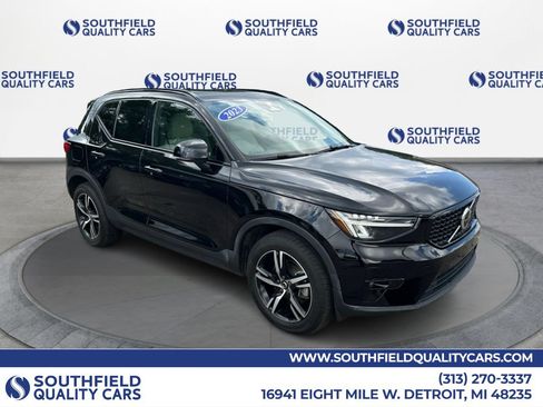 Used 2023 Volvo XC40 B5 Plus AWD/4WD image 1