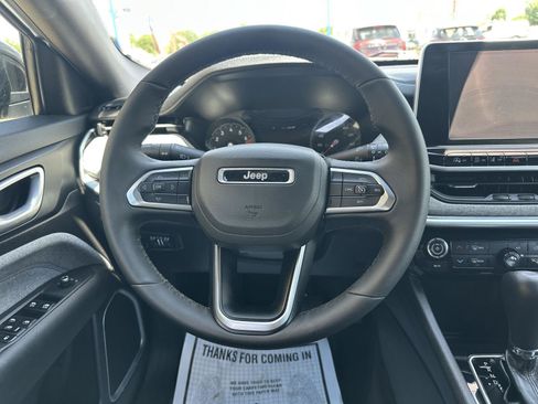 Used 2025 Jeep Compass Latitude AWD/4WD image 34
