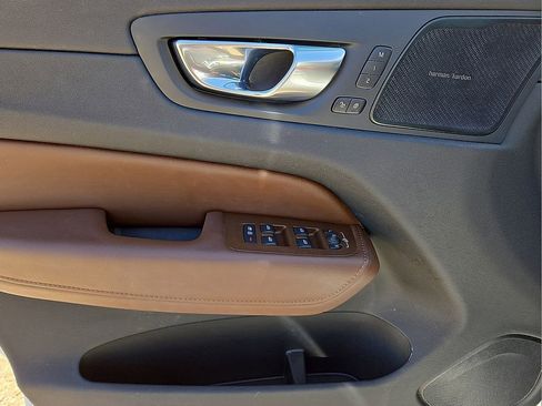 Used 2023 Volvo XC60 B5 Plus image 19